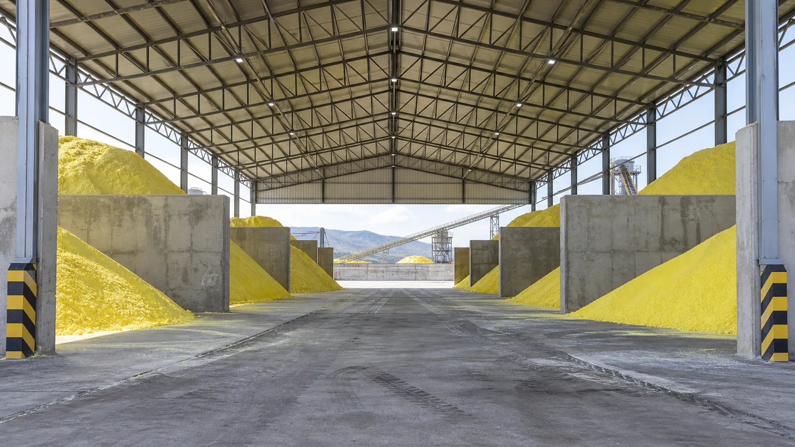 Organised sulphur storage under a covered industrial structure